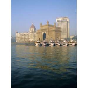  Gateway of India Arch and Taj Mahal Intercontinental Hotel 