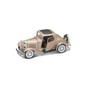  1932 Ford 3 Window Coupe Gold 1:18 Diecast Car Model: Toys 